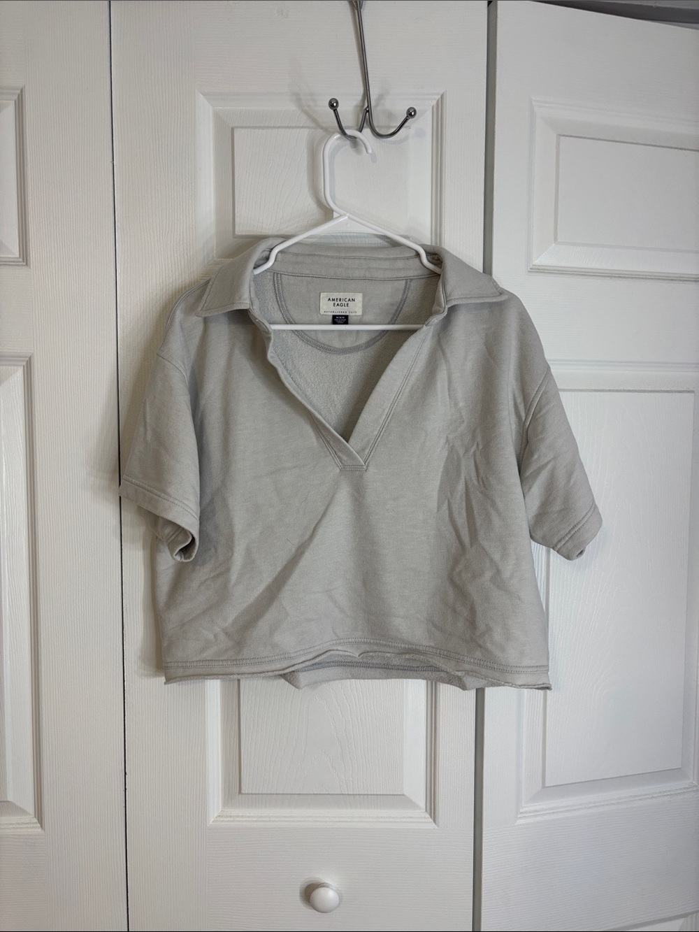 American Eagle Light Gray Cropped Crewneck Sweatshirt